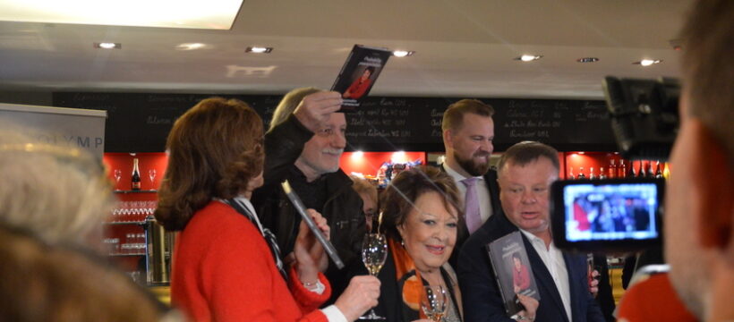 Jiřina Bohdalová pokřtila novou kuchařku!